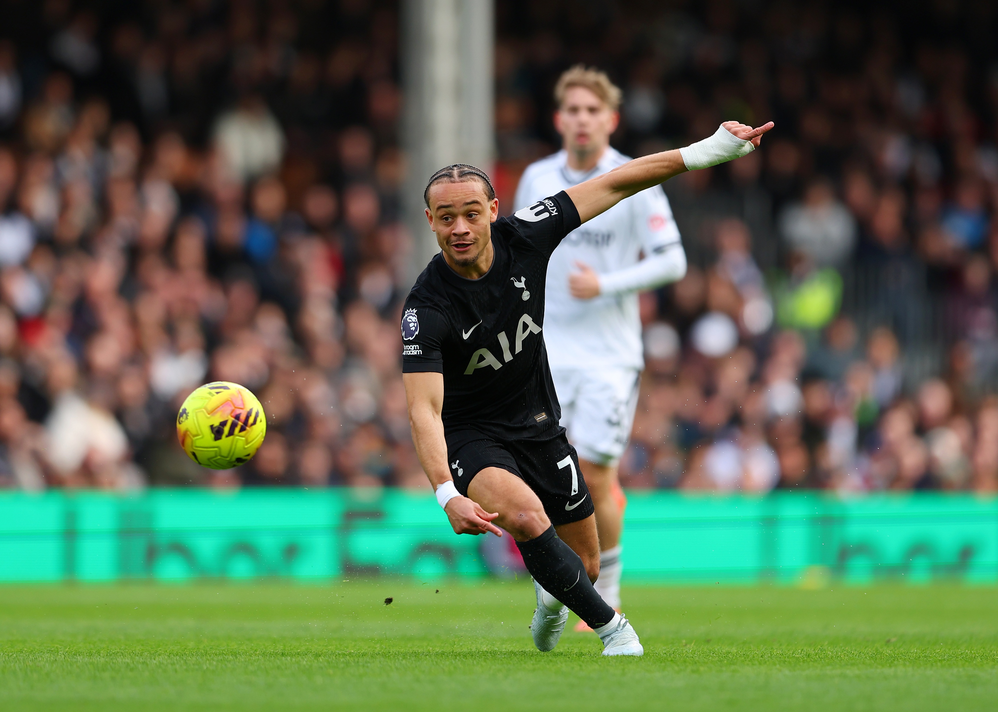 爱游戏升级体验-6500万欧血亏！热刺签22岁西蒙斯33场2球，28轮29分濒临降级区